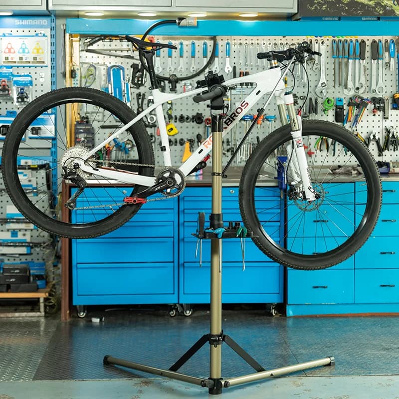 Salokāms velosipēdu remonta statīvs ar instrumentu plauktu
